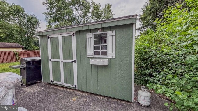 Building Photo - 28 S Lenola Rd