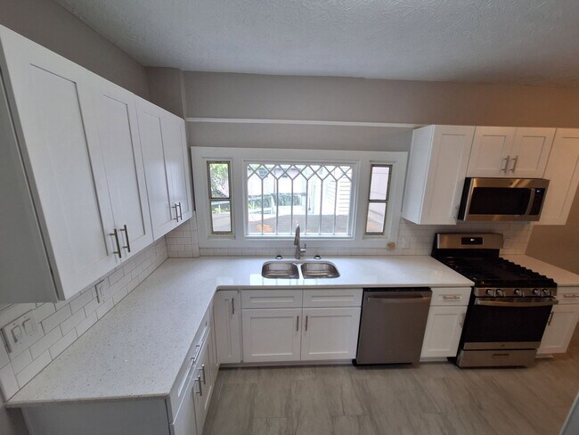 Building Photo - 852 Monroe Dr NE