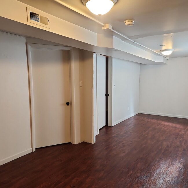 Building Photo - 911 W Leola St