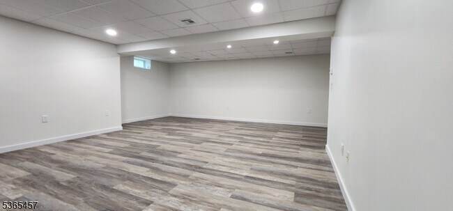 Building Photo - 1150 W St Georges Ave