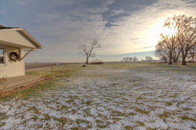 Building Photo - Country Home