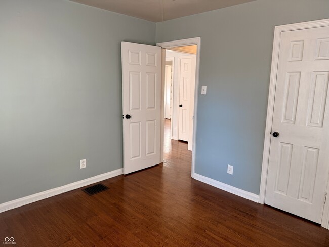 Building Photo - 1524 E 54th St