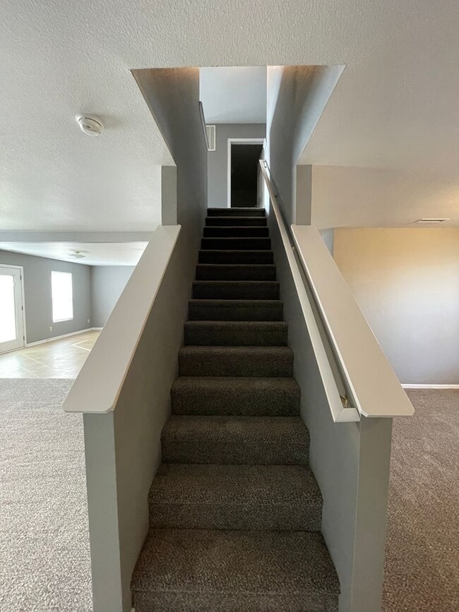 Building Photo - Shelbyville - 3 BR  home with loft