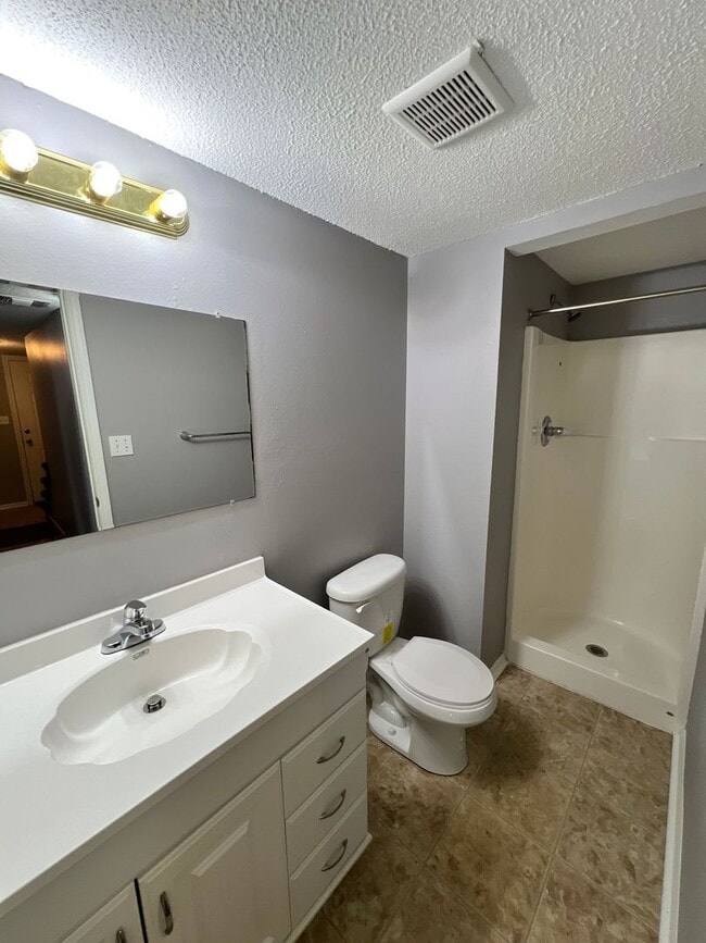 Building Photo - Spacious Split-Level Duplex in Lee’s Summit