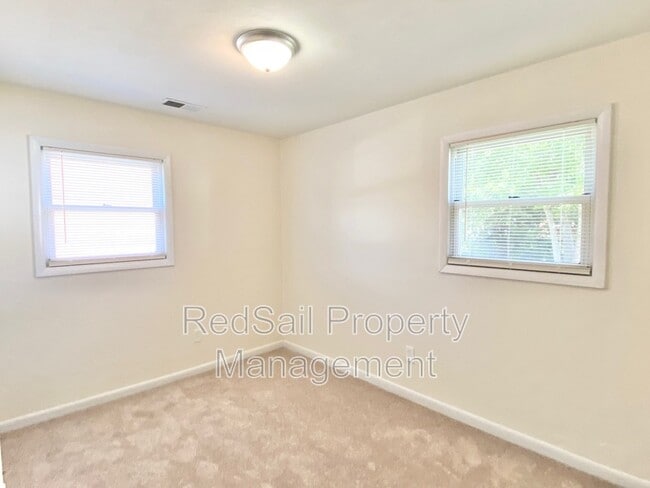 Building Photo - 437 Fox Hill Rd