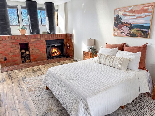 Building Photo - Beautifully Remodeled 3BD/2.5BA Spacious T...