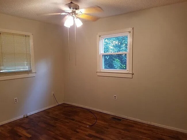 Building Photo - 2 Bedroom 1 bathroom