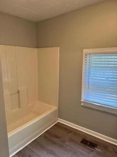 Building Photo - Renovated 3BR/2BA home w/ large bak yard!