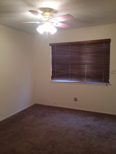 Building Photo - 3 BEDROOM HOME IN APPLE VALLEY