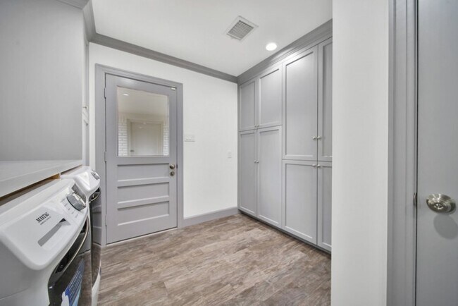 Building Photo - 10042 Briar Forest Dr