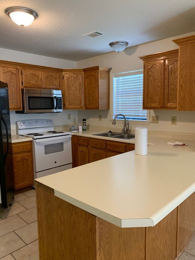 Building Photo - 3Bed/2Bath Home/Corner Lot/2 Car Garage an...