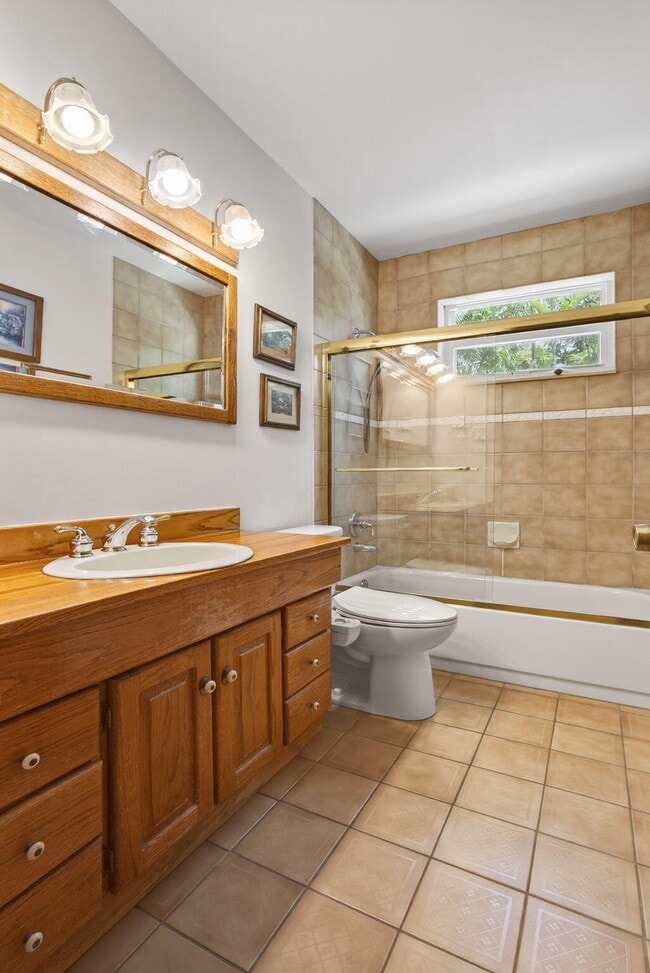 Building Photo - 704 Juniper Dr