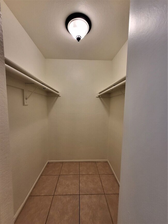 Building Photo - GATED COMMUNITY IN TEMPE!