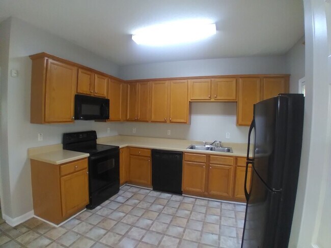 Building Photo - 3 bed 2 bath property in Atlanta!! -- Secu...