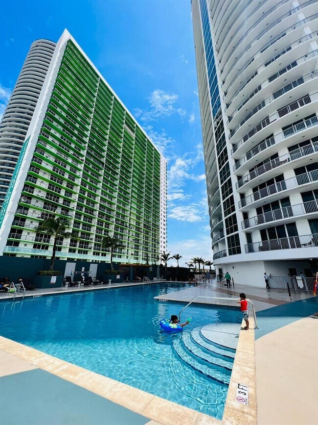 Building Photo - 1750 N Bayshore Dr