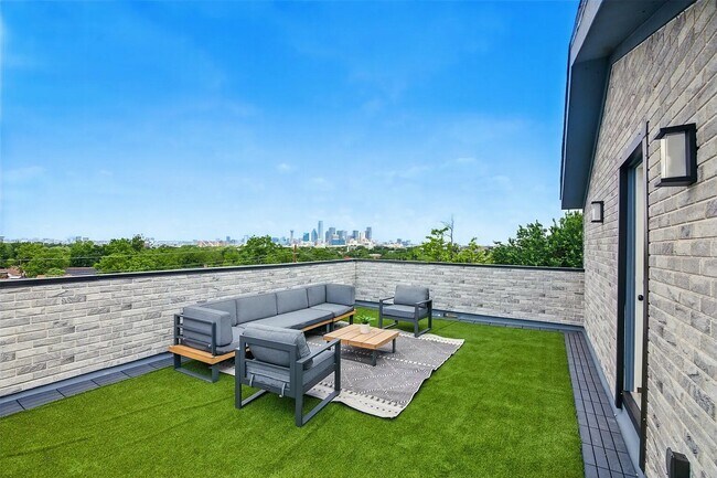 Building Photo - 430 E 8th St