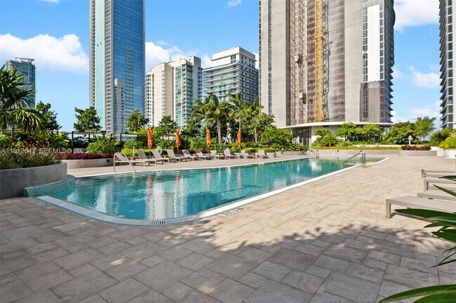 Building Photo - 700 NE 24th St