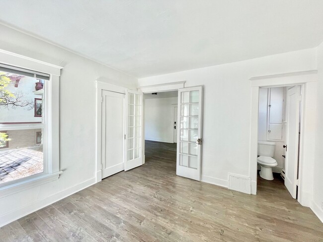 Building Photo - Gorgeous Remodeled 1 Bed, 1 Bath on South ...