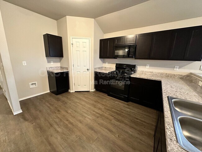 Building Photo - 9913 Rattlesnake Ln