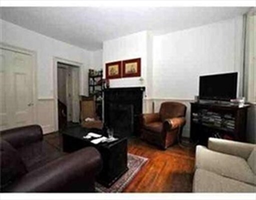 Building Photo - 19 Temple St