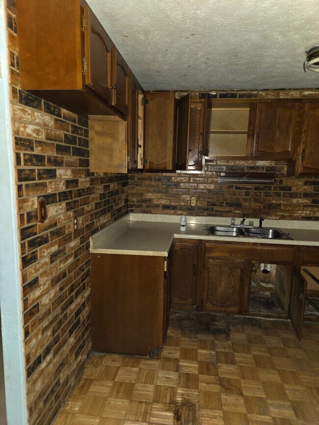 Building Photo - 1617 Parklane Dr