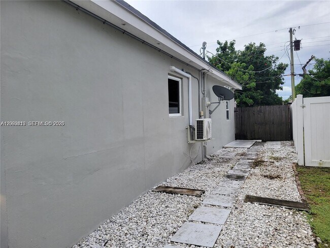 Building Photo - 6930 SW 12th St