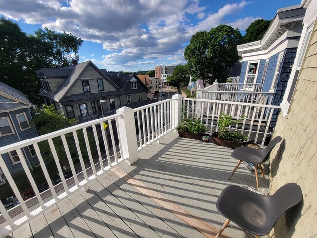 Building Photo - Location Location Location 2 Bd 1 Bath on ...