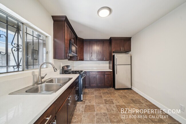 Building Photo - 5393 Romaine St