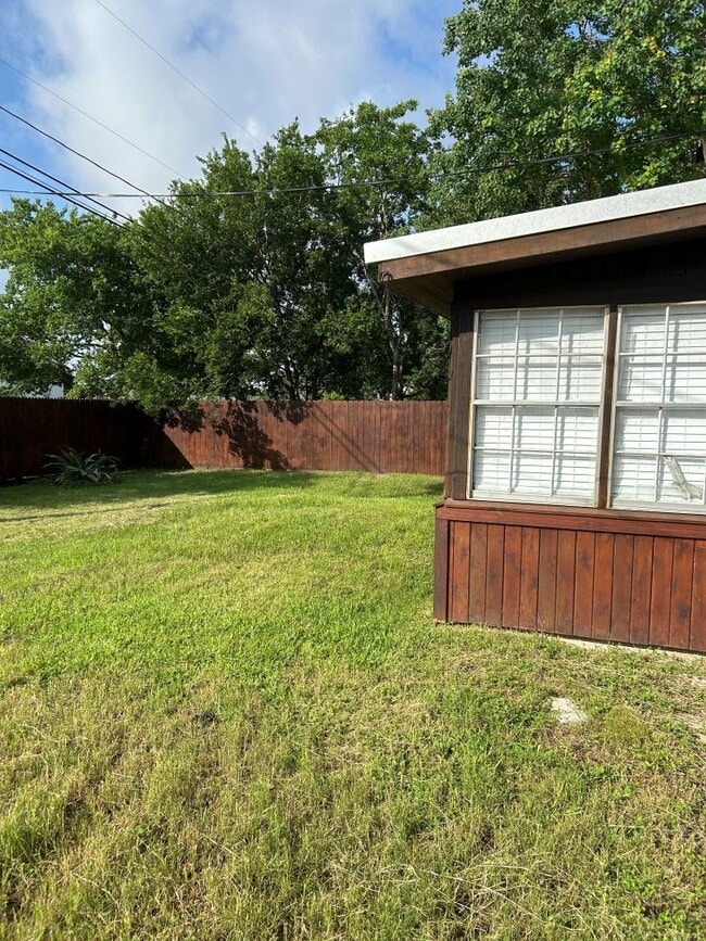 Building Photo - 906 Gilchrist Ave