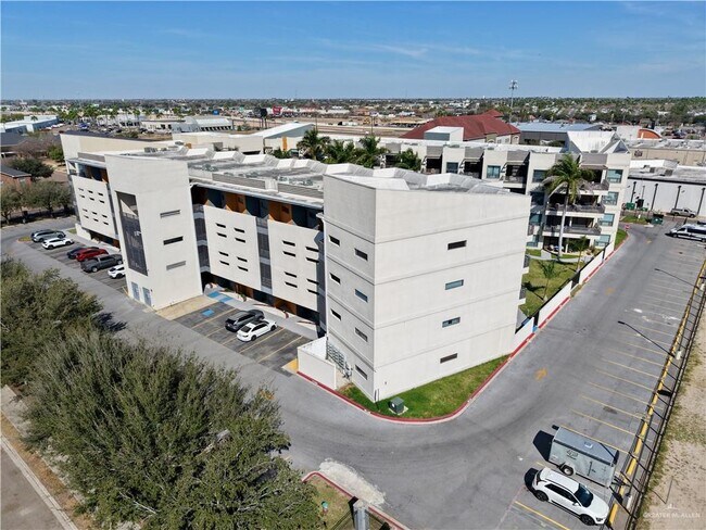 Building Photo - 813 Travis St