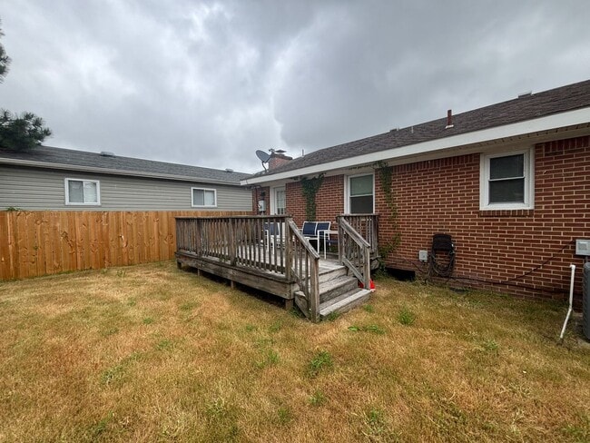 Building Photo - Charming 3 Bedroom 1 Bathroom Brick Ranch ...