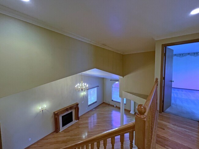 Building Photo - NE Tacoma - Large 3 bedroom 2.5 bathroom w...