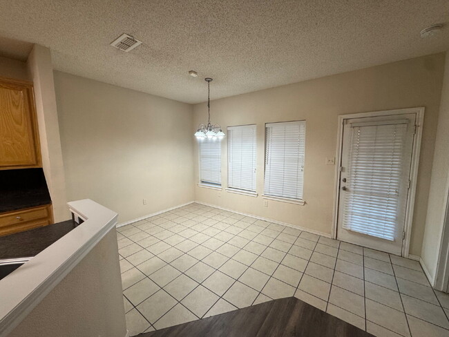 Building Photo - Beautiful Home Located Near Elementary!