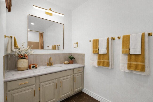 Building Photo - 3655 N 5th Ave