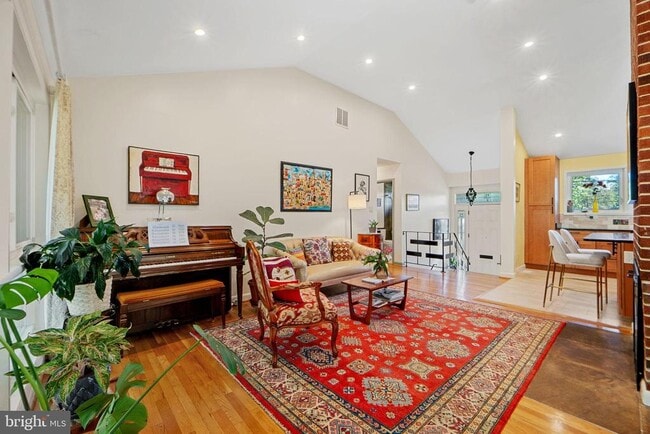 Building Photo - 5929 Avon Dr