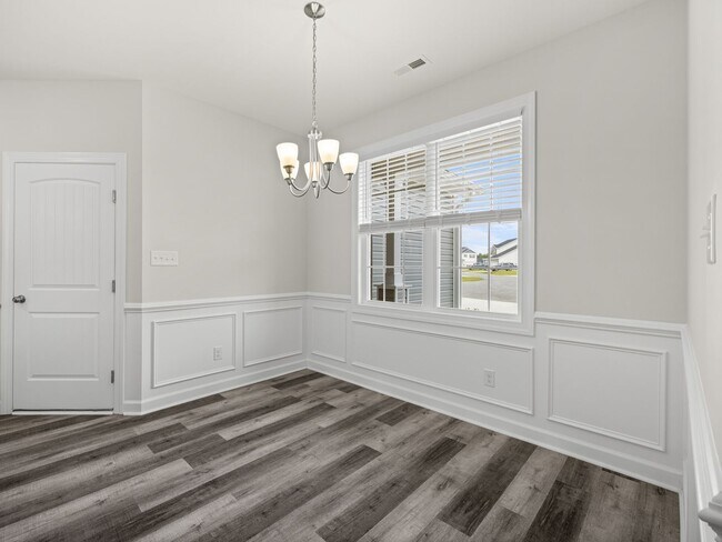 Building Photo - Towne Pointe Beauty!