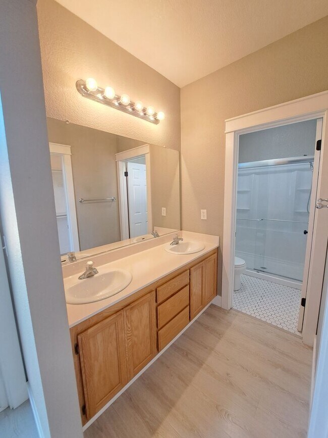 Building Photo - Stunning Home is Tastefully Done & Move In...