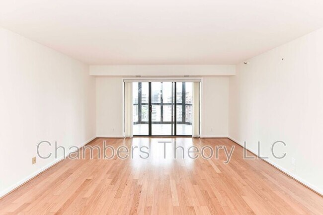 Building Photo - 1600 N Oak St