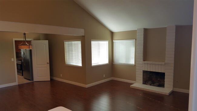 Building Photo - 2131 El Rancho Dr