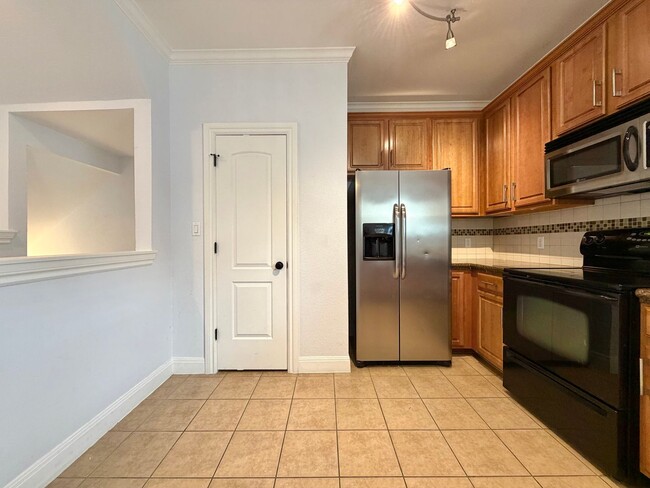 Building Photo - 1402 Parker Ln
