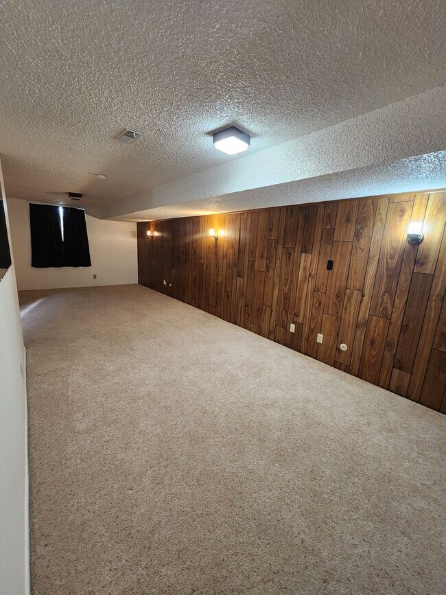 Building Photo - ALL PROSPECTIVE TENANTS MUST SUBMIT A $58 NON-REFUNDABLE APPLICATION FEE PER APPLICANT ONLINE AND...