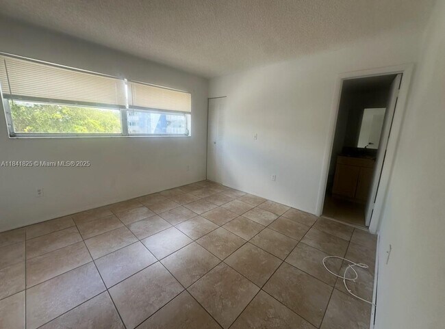 Building Photo - 9375 Fontainebleau Blvd