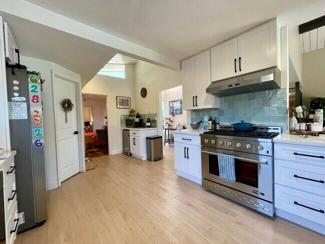 Building Photo - Gorgeous Mid century Modern home in San Carlos
