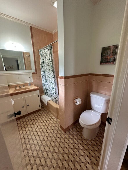 Building Photo - 305 S Laurel St