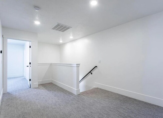 Building Photo - Stunning 3 Bedroom, 2.5 Bathroom in Beautiful Desert Color Community