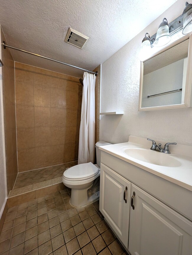 Building Photo - 1720 NW N River Dr