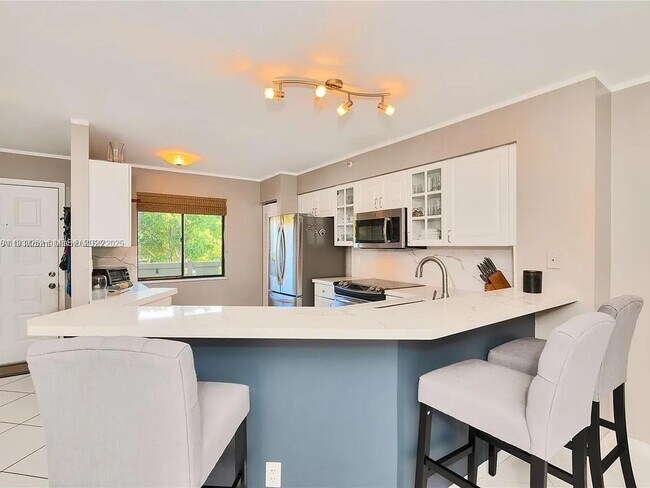 Building Photo - 2205 S Cypress Bend Dr
