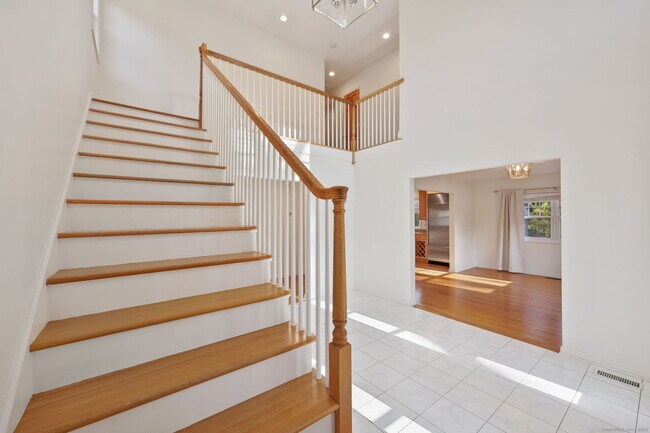 Building Photo - 53 Midbrook Ln