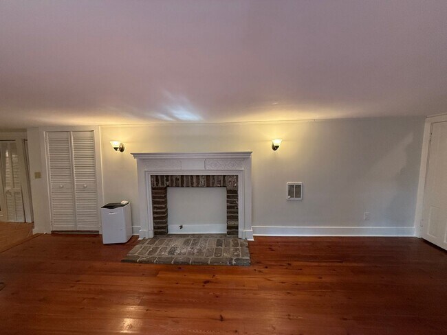 Building Photo - Charming Carriage Home Near The Charleston Battery