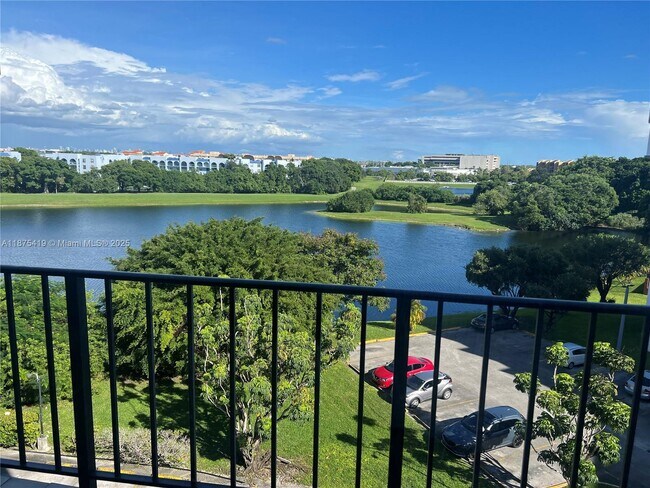 Building Photo - 9682 Fontainebleau Blvd